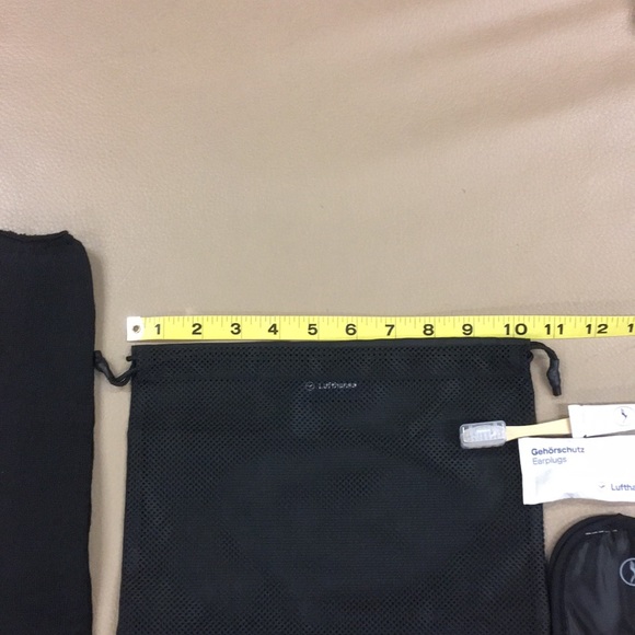 Lufthansa Toiletry Bag - Picture 8 of 9
